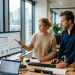 Professionals in kantoor bekijken data om gefragmenteerde communicatie bij factuurverwerking te voorkomen.