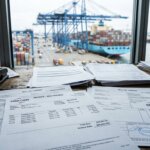 Facturen van logistieke documenten op een bureau voor een haven, illustratie van dubbele facturatie havenheffingen.