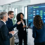 Führungskräfte analysieren unstrukturierte Daten und Freitextfelder auf einem digitalen Bildschirm in einem modernen Büro.